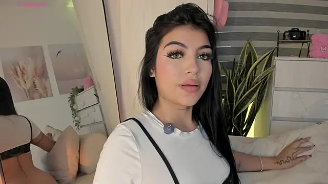 Snapshot of EmmyKenner chatting on 02-07-26, 11:47 EmmyKenner online show from 02-07-26, 11:47