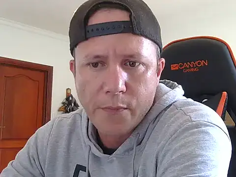 Snapshot of TroyDieselXXX chatting on 12-18-25, 08:42 TroyDieselXXX online show from 12-18-25, 08:42