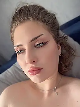 Snapshot of KellyKeler chatting on 05-18-26, 11:27 KellyKeler online show from 05-18-26, 11:27