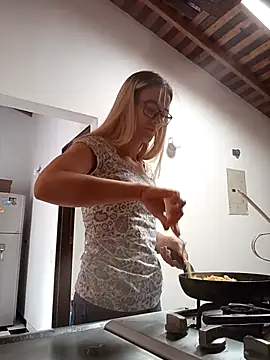 Snapshot of Mariam_Arango chatting on 10-27-25, 03:16 Mariam Arango online show from 10-27-25, 03:16