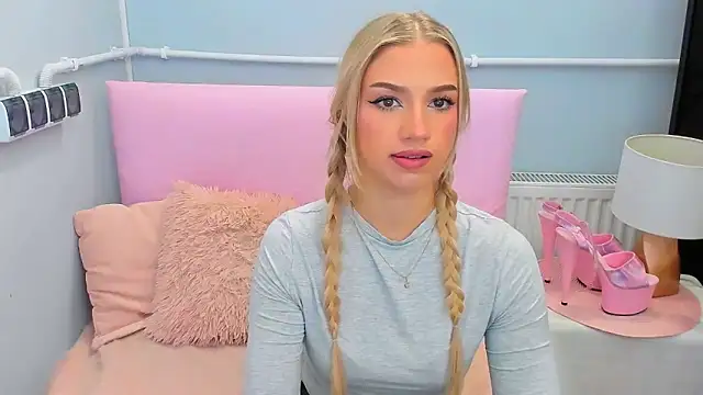 Snapshot of EvetteRose chatting on 10-28-25, 05:04 EvetteRose online show from 10-28-25, 05:04