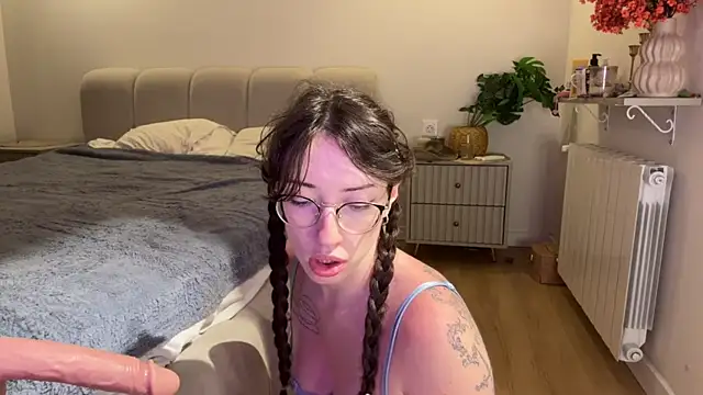 Snapshot of Kelly_Berry__ chatting on 06-25-26, 06:23 Kelly Berry online show from 06-25-26, 06:23