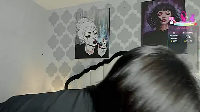 Snapshot of SarahMiler_ chatting on 10-27-25, 08:02 SarahMiler online show from 10-27-25, 08:02