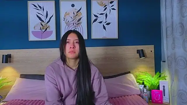 Snapshot of SarahMiler_ chatting on 11-24-25, 01:22 SarahMiler online show from 11-24-25, 01:22