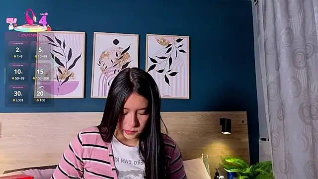 Snapshot of SarahMiler_ chatting on 12-15-25, 05:39 SarahMiler online show from 12-15-25, 05:39