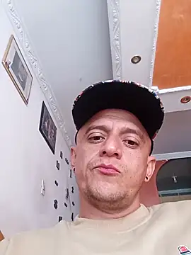 Snapshot of leon8013A chatting on 10-30-25, 04:19 leon8013A online show from 10-30-25, 04:19