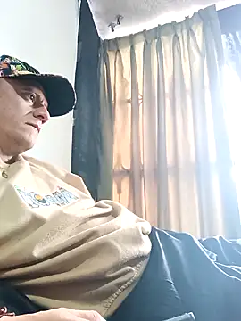 Snapshot of leon8013A chatting on 11-12-25, 12:05 leon8013A online show from 11-12-25, 12:05