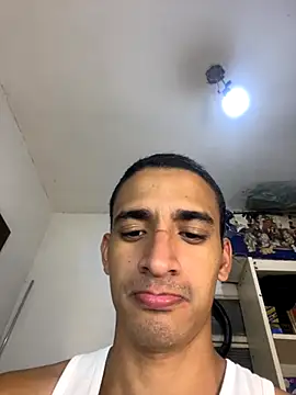 Snapshot of ikaro21 chatting on 10-29-25, 04:04 ikaro21 online show from 10-29-25, 04:04