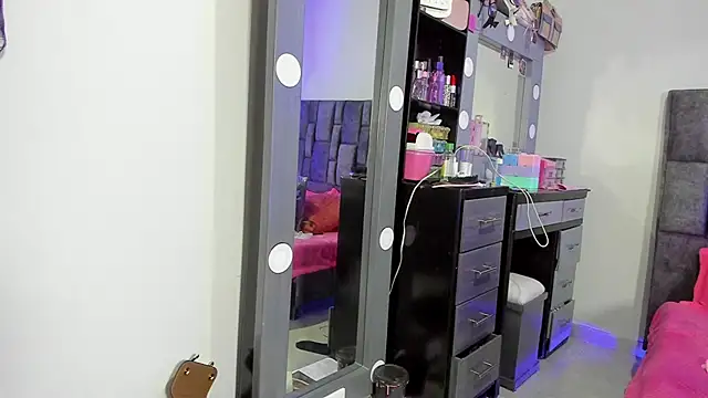 Esmeraldaa- online show from 12-05-25, 05:27