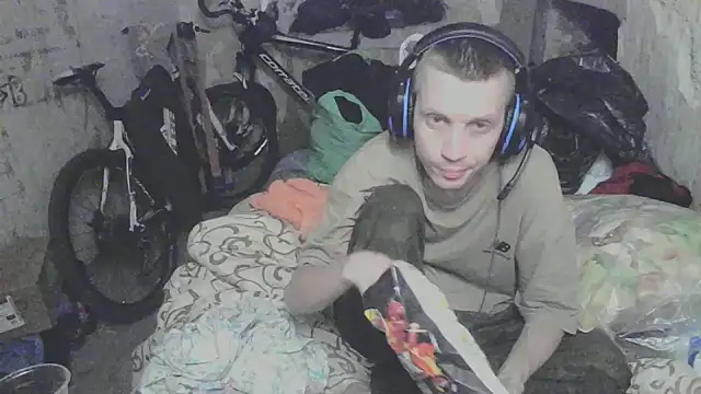 Snapshot of makarov1993 chatting on 09-10-25, 08:47 makarov1993 online show from 09-10-25, 08:47