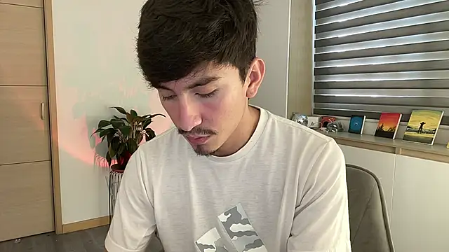 sweettaaron01 online show from 10-28-25, 05:15