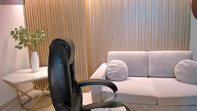 SarahYates online show from 04-04-26, 04:11