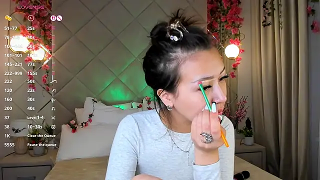 Nelly Kimm online show from 11-26-25, 01:39