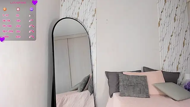 Snapshot of MissVioleet_ chatting on 04-15-26, 05:20 MissVioleet online show from 04-15-26, 05:20