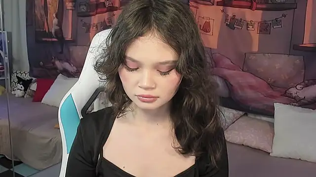 EmilyChaves online show from 11-18-25, 11:03