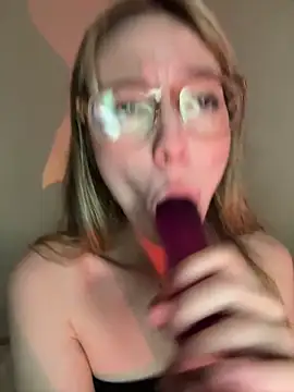 Snapshot of ReenKitty chatting on 12-17-25, 05:13 ReenKitty online show from 12-17-25, 05:13