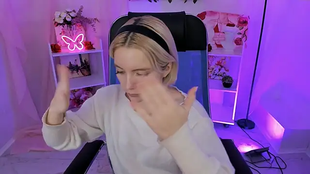 AuroraWrenfield online show from 11-12-25, 04:13