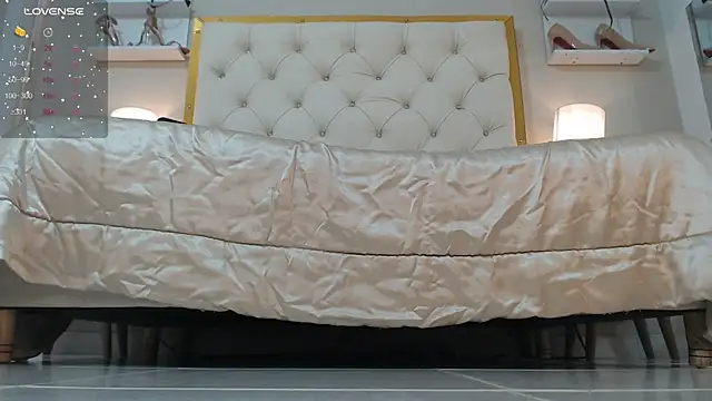 aura sanders1 online show from 11-04-25, 12:15