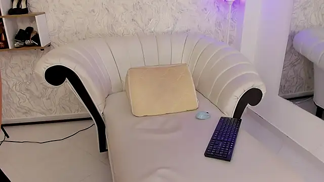 aura sanders1 online show from 04-21-26, 11:49