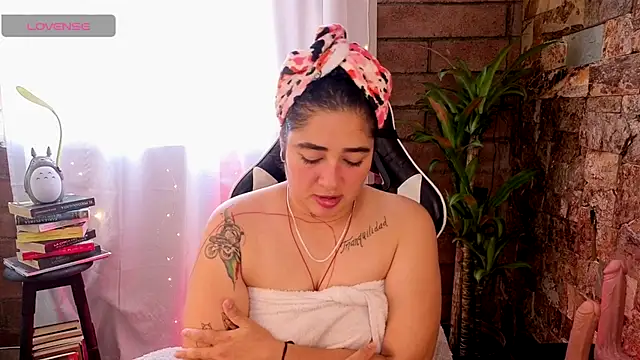 Snapshot of _kat_1995 chatting on 09-13-25, 07:02 kat 1995 online show from 09-13-25, 07:02