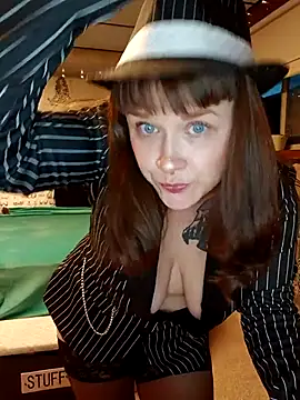 Snapshot of Ursulalane chatting on 10-11-25, 01:38 Ursulalane online show from 10-11-25, 01:38