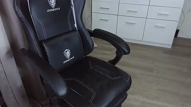 Snapshot of Milo9210 chatting on 09-11-25, 10:10 Milo9210 online show from 09-11-25, 10:10