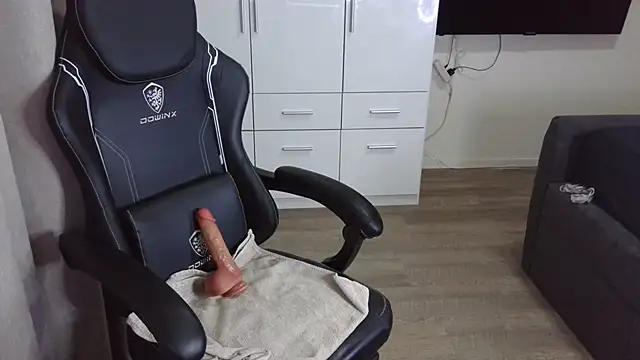 Snapshot of Milo9210 chatting on 10-05-25, 10:18 Milo9210 online show from 10-05-25, 10:18