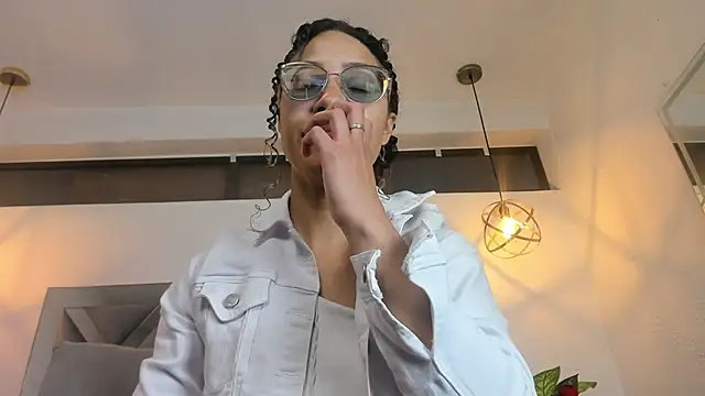 Hanna Cornee  online show from 12-14-25, 01:38