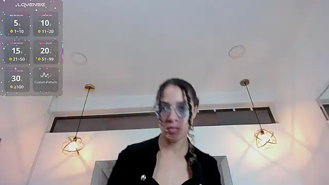 Hanna Cornee  online show from 12-20-25, 01:51