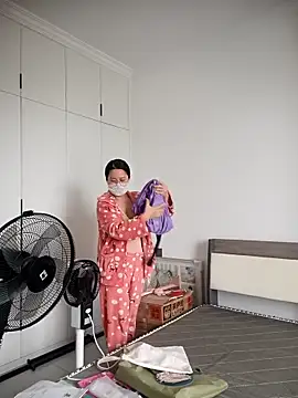 Snapshot of chengcheng12 chatting on 12-22-25, 01:24 chengcheng12 online show from 12-22-25, 01:24