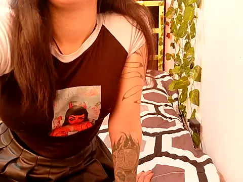 Snapshot of lucywhite13 chatting on 09-16-25, 07:37 lucywhite13 online show from 09-16-25, 07:37