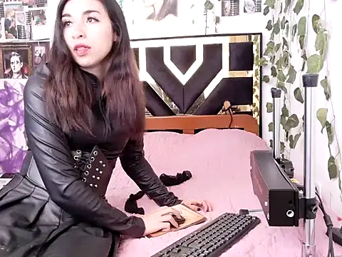 Snapshot of lucywhite13 chatting on 11-07-25, 04:18 lucywhite13 online show from 11-07-25, 04:18