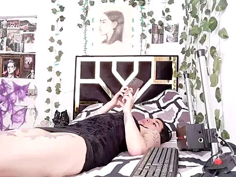 Snapshot of lucywhite13 chatting on 11-14-25, 03:44 lucywhite13 online show from 11-14-25, 03:44