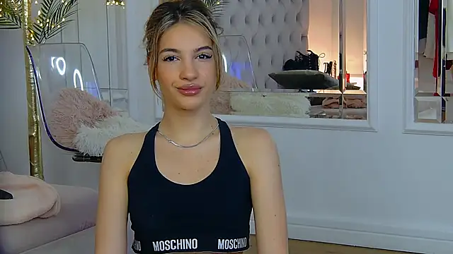 Snapshot of KimmDaviss chatting on 05-14-26, 08:21 KimmDaviss online show from 05-14-26, 08:21