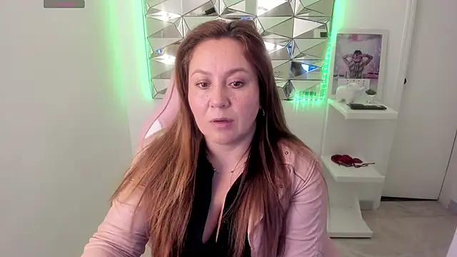 Snapshot of camixxx_m chatting on 10-15-25, 01:00 camixxx m online show from 10-15-25, 01:00