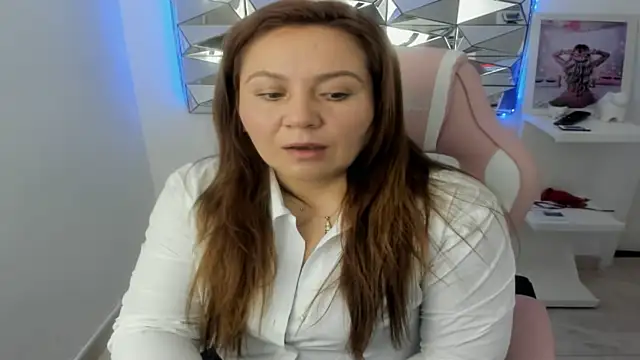 Snapshot of camixxx_m chatting on 10-20-25, 12:38 camixxx m online show from 10-20-25, 12:38