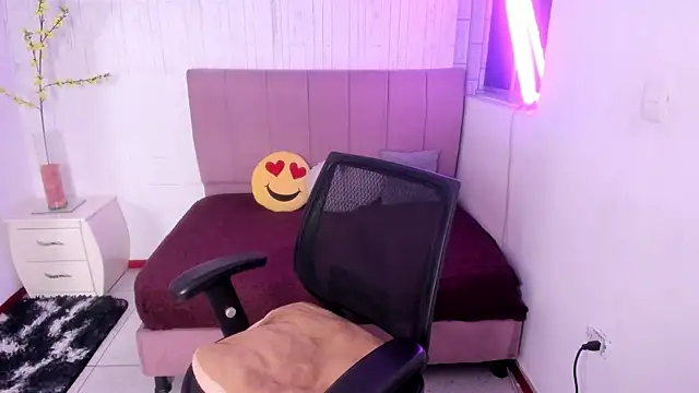 Snapshot of anna_moon11 chatting on 11-19-25, 04:23 anna moon11 online show from 11-19-25, 04:23