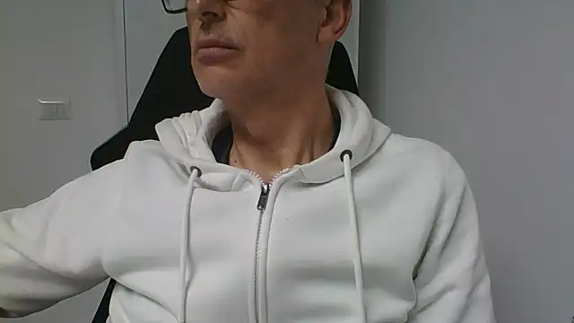 Snapshot of Sensor2000 chatting on 02-11-26, 03:50 Sensor2000 online show from 02-11-26, 03:50