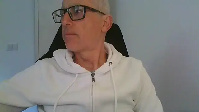 Snapshot of Sensor2000 chatting on 02-26-26, 02:38 Sensor2000 online show from 02-26-26, 02:38