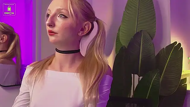 Snapshot of maya_snow chatting on 10-15-25, 08:31 maya snow online show from 10-15-25, 08:31