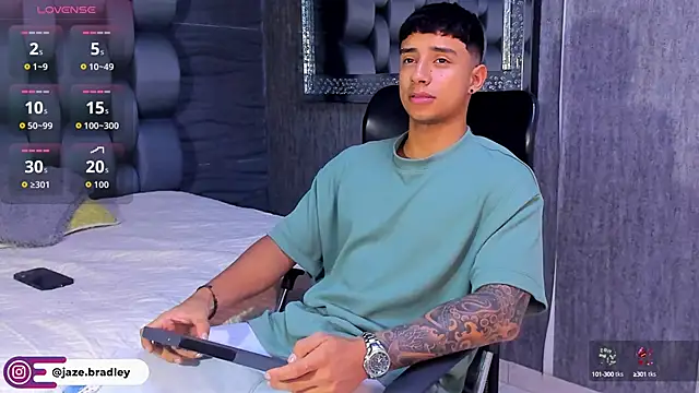 Snapshot of jaze_bradley chatting on 09-29-25, 11:37 jaze bradley online show from 09-29-25, 11:37