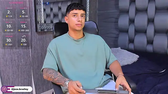 Snapshot of jaze_bradley chatting on 10-13-25, 11:32 jaze bradley online show from 10-13-25, 11:32