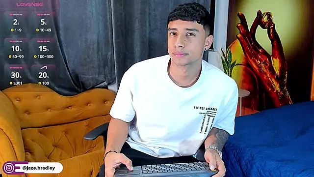 Snapshot of jaze_bradley chatting on 10-14-25, 11:33 jaze bradley online show from 10-14-25, 11:33
