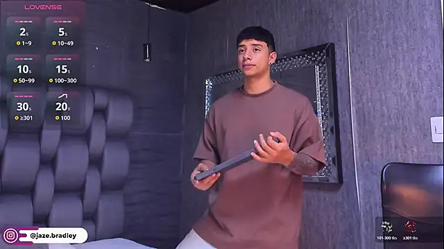 Snapshot of jaze_bradley chatting on 10-21-25, 11:33 jaze bradley online show from 10-21-25, 11:33