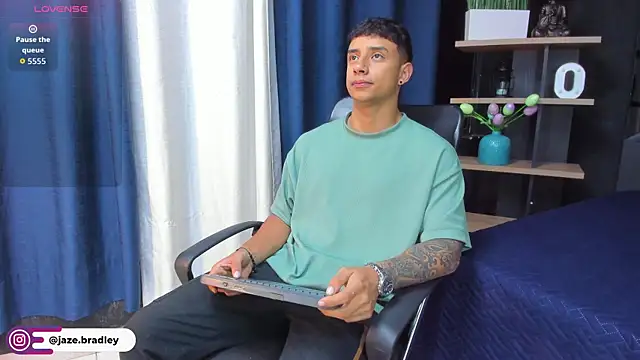 Snapshot of jaze_bradley chatting on 10-30-25, 11:33 jaze bradley online show from 10-30-25, 11:33