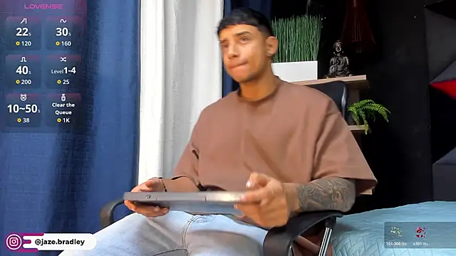 Snapshot of jaze_bradley chatting on 11-17-25, 11:27 jaze bradley online show from 11-17-25, 11:27