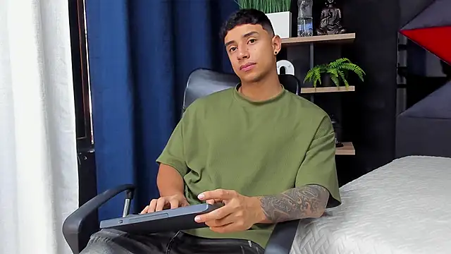 Snapshot of jaze_bradley chatting on 11-26-25, 11:22 jaze bradley online show from 11-26-25, 11:22