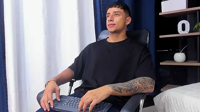 Snapshot of jaze_bradley chatting on 11-28-25, 11:35 jaze bradley online show from 11-28-25, 11:35