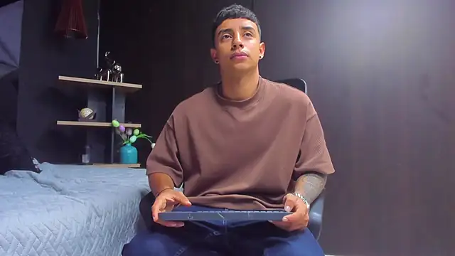 Snapshot of jaze_bradley chatting on 12-15-25, 11:25 jaze bradley online show from 12-15-25, 11:25