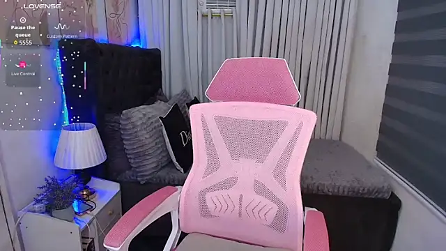 Snapshot of naughtyjayde chatting on 11-06-25, 06:42 naughtyjayde online show from 11-06-25, 06:42